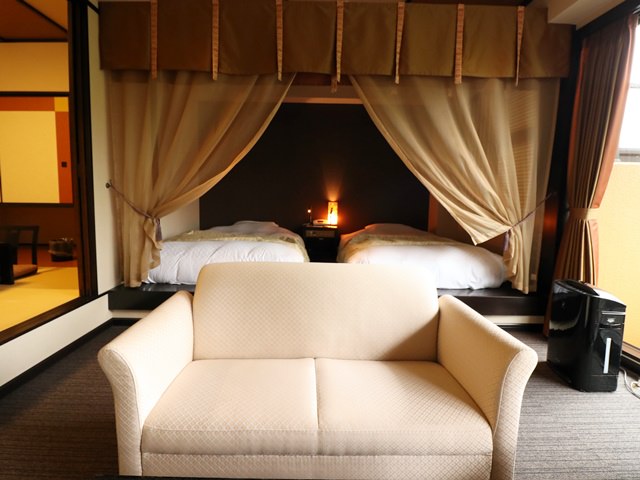 伊勢旅館斎王の宮のお部屋の様子と備品（テーブル・ソファ）