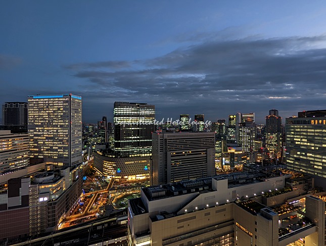 窓から見える夜景