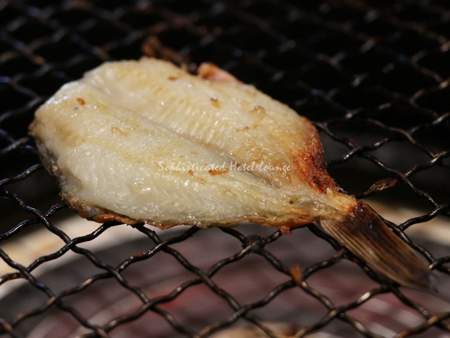 魚の干物を焼く