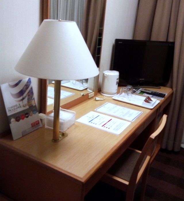 客室家具（ライティングデスクと客室備品）