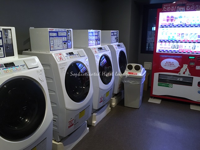 コインランドリーと自動販売機