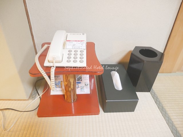 人丸花壇のお部屋の備品の電話とティッシュ