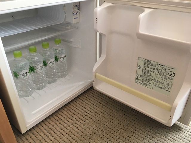 ホテル万葉岬の客室のお部屋の様子と備品