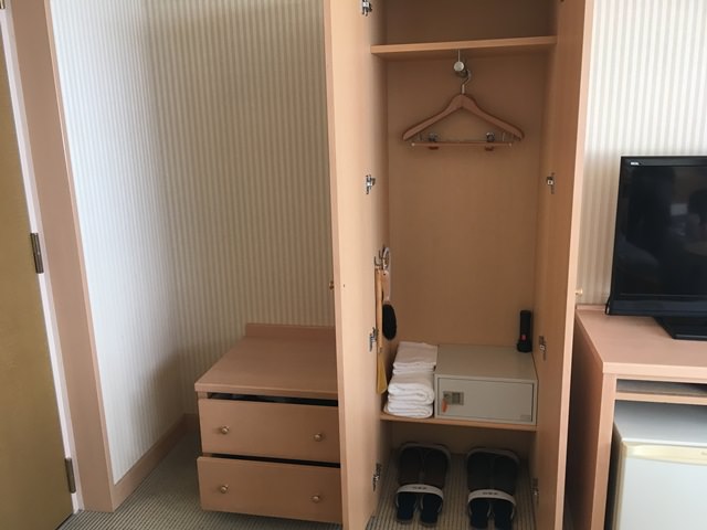 ホテル万葉岬の客室のお部屋の様子と備品