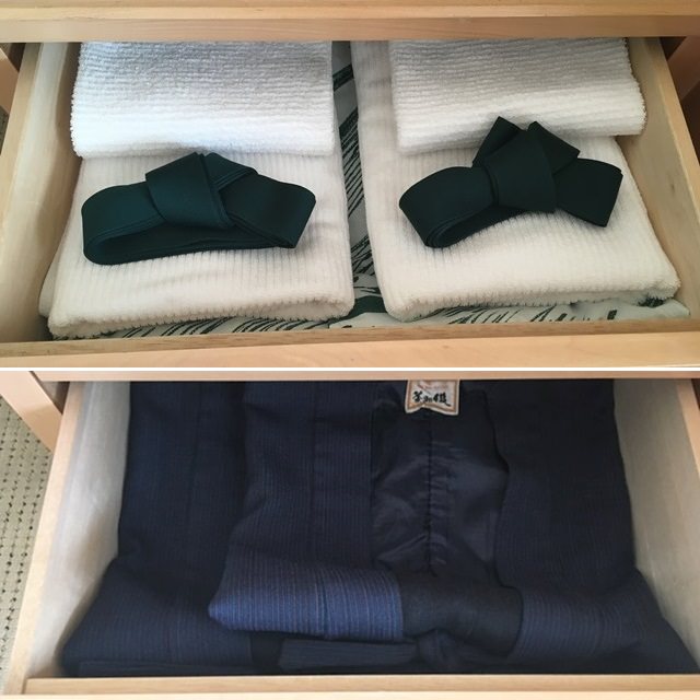 ホテル万葉岬の客室のお部屋の様子と備品 浴衣