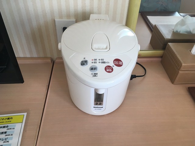 ホテル万葉岬の客室のお部屋の様子と備品