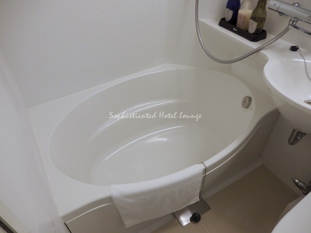 HOTEL meet Me 神戸元町のバスルームのバスタブ