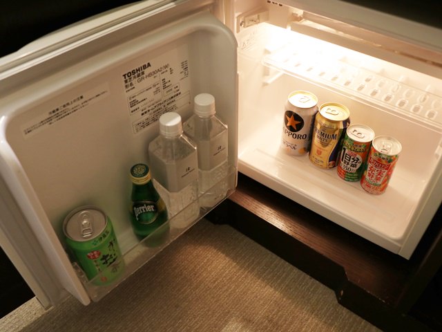 冷蔵庫の中にはドリンク類が。ミニバー付き。
