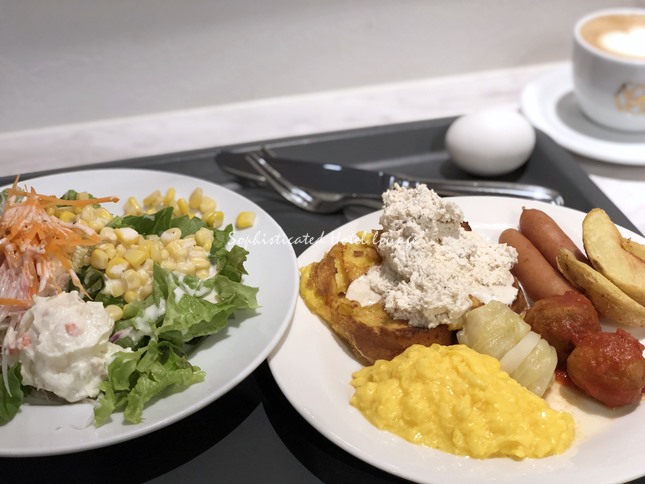 朝食のフレンチトーストとカプチーノ