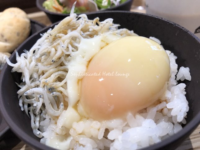 朝食の温玉しらす丼