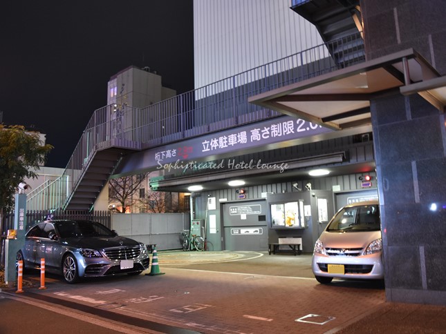 ホテル併設の立体駐車場