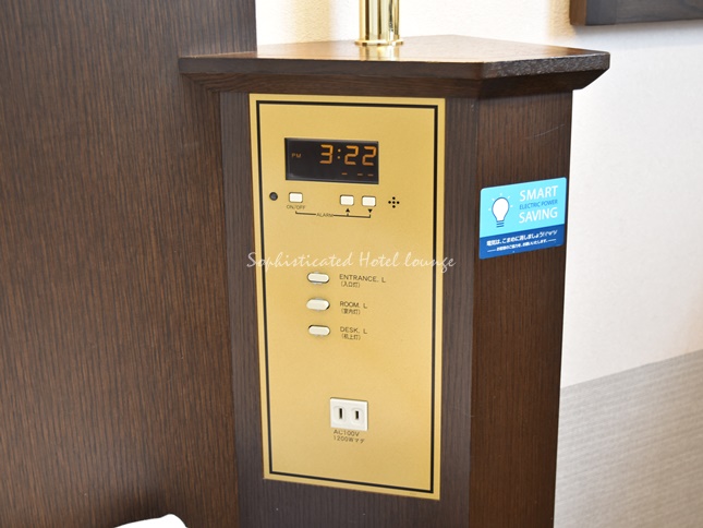 アラームが設定できる時計と電灯のスイッチ
