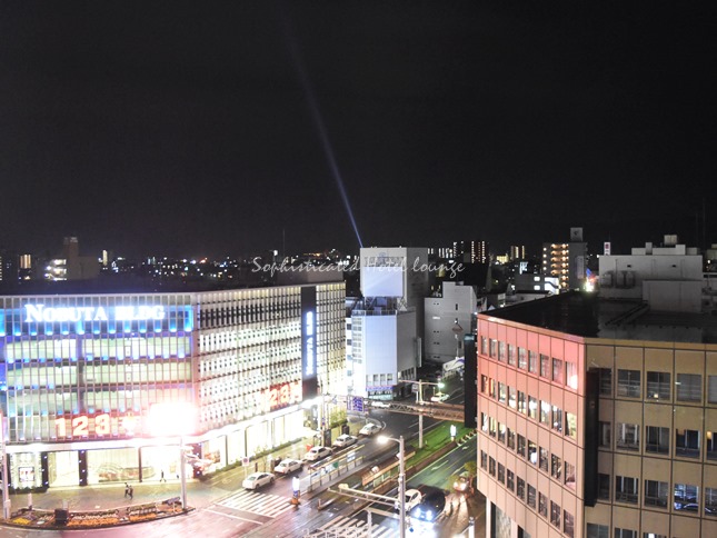 窓から見える夜景