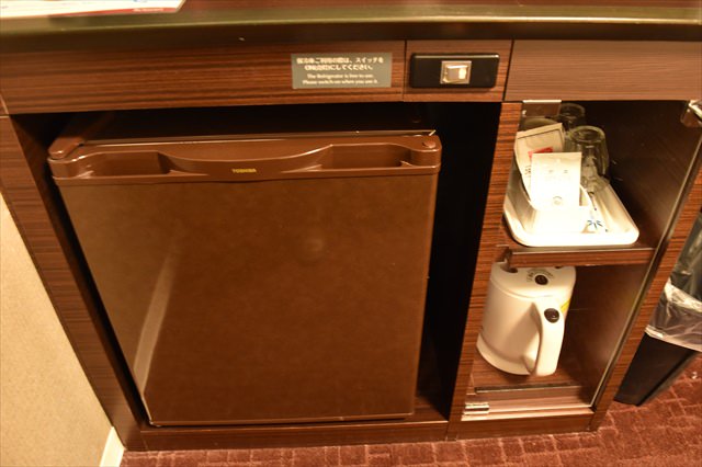 冷蔵庫の中は空。お弁当や飲み物は持ち込みで