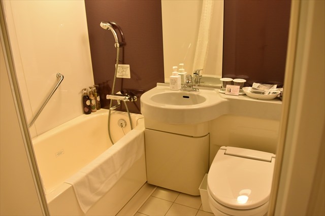 浴室とトイレはユニットバス式