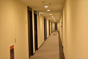 ホテル内の廊下は白を基調