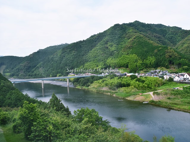 ホテル星羅四万十の客室の窓から見える四万十川と山々の景色