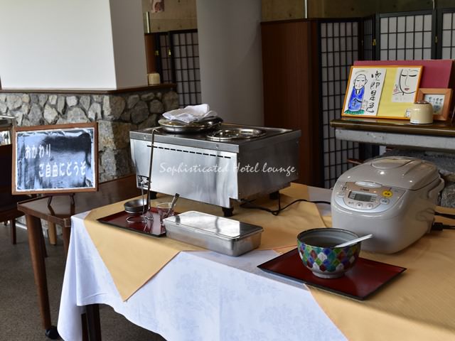 ごはんとお味噌汁はお替り自由
