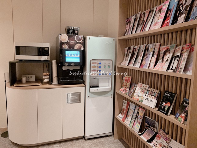 ドリンクコーナーと雑誌コーナー