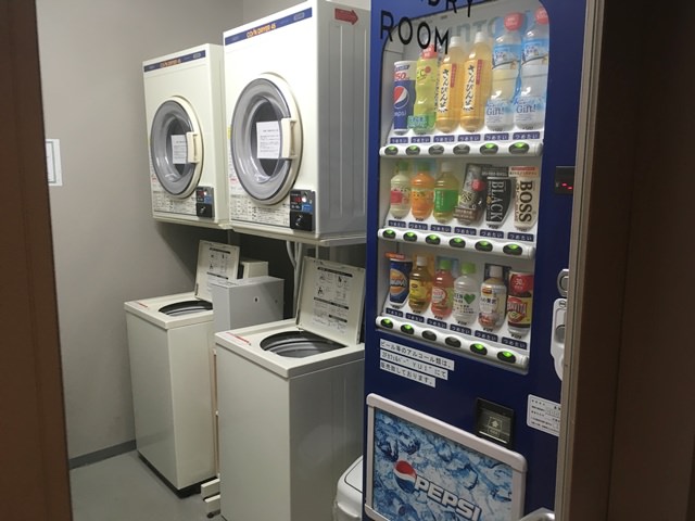 ホテルエメラルドアイル石垣島の館内施設（コインランドリー・自動販売機）