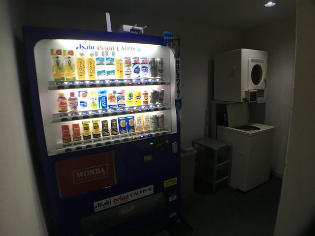 カルチャーリゾートフェストーネの館内施設（自動販売機とコインランドリー）