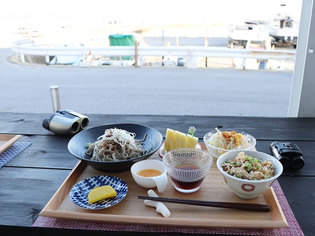 ポークランチョンミートの朝食と夕食の内容は？