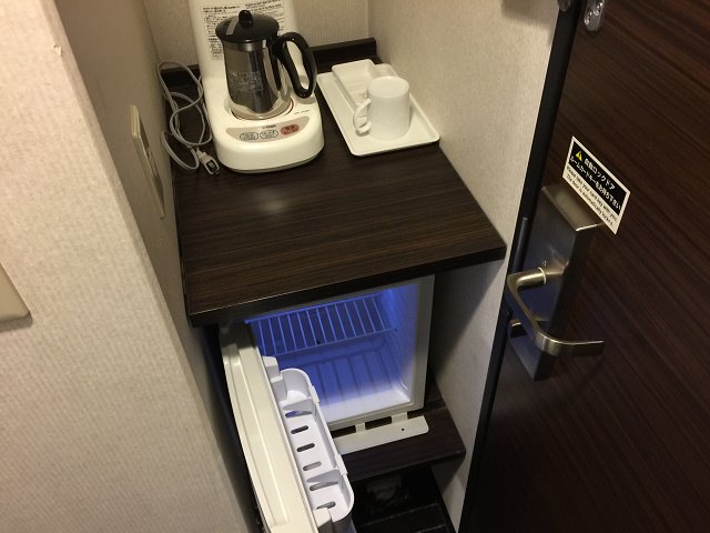 アパヴィラホテル淀屋橋の室内の備品類（テーブル・イス・冷蔵庫）