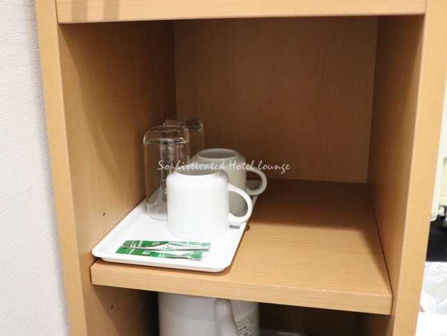 お茶バッグとグラス、カップ