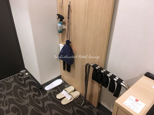スリッパ、消臭剤、ブラシ、荷物置き