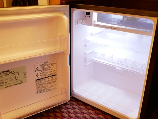 ハートンホテル心斎橋の客室備品（冷蔵庫）