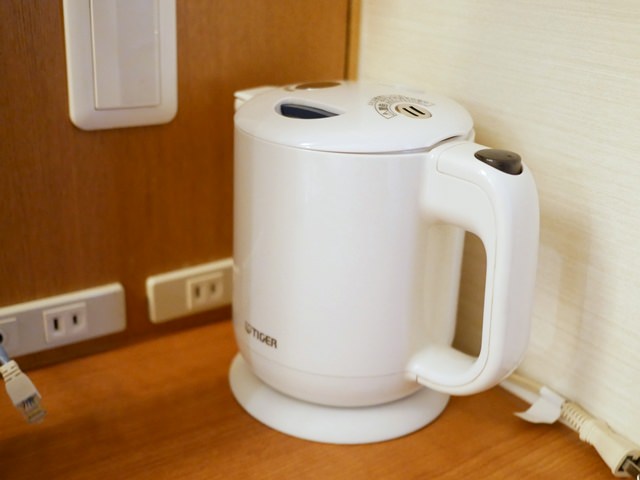 ハートンホテル心斎橋の客室備品（電気ケトル） title=