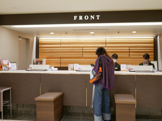 ハートンホテル心斎橋のフロントロビー