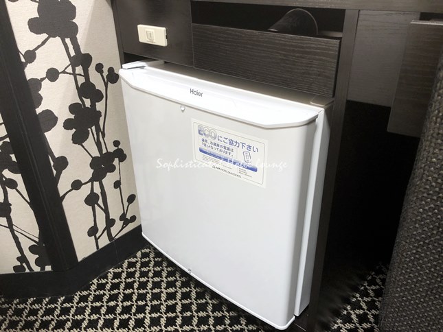 アパホテル東新宿歌舞伎町西の客室備品（冷蔵庫）