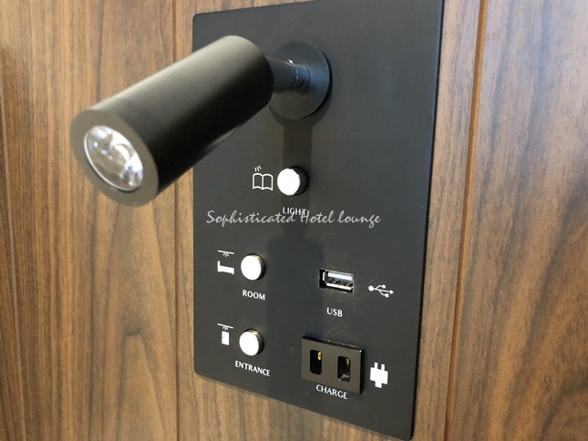 読書灯と部屋の中の電気のスイッチ