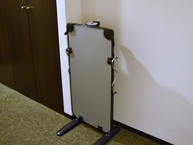 ホテルメッツ目白の客室備品（ズボンプレッサー）