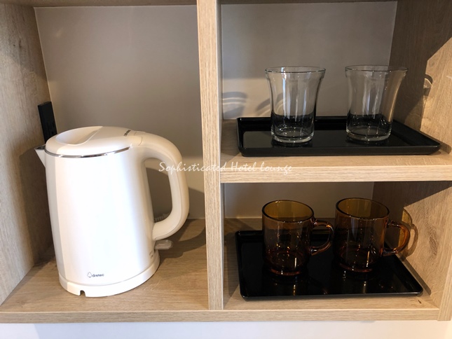 電気ケトル、グラス、カップ
