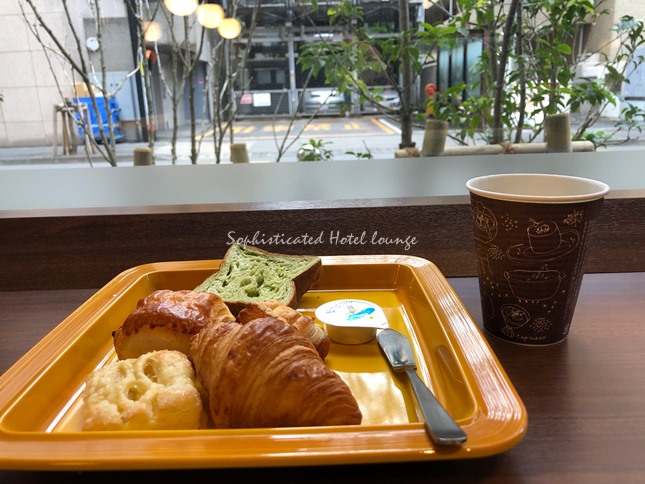朝食のパンとコーヒー