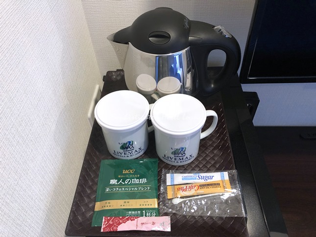 湯沸かしポットとマグカップ