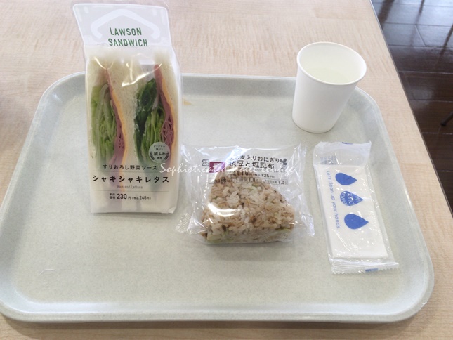 サンドイッチとおにぎりの朝食