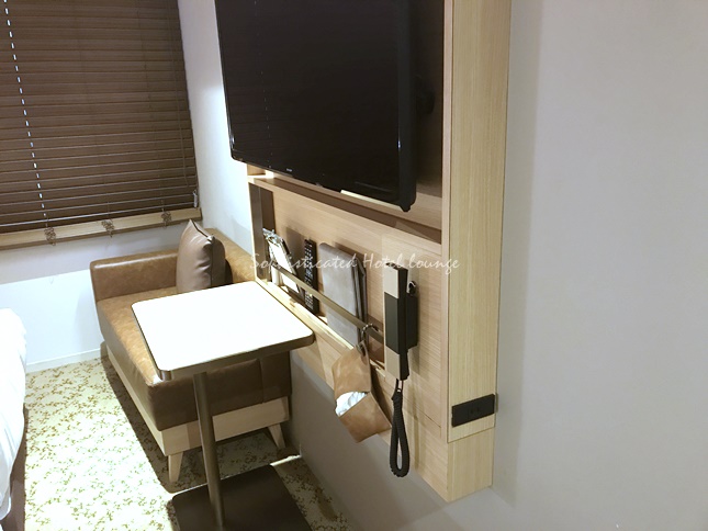 壁掛けテレビの台