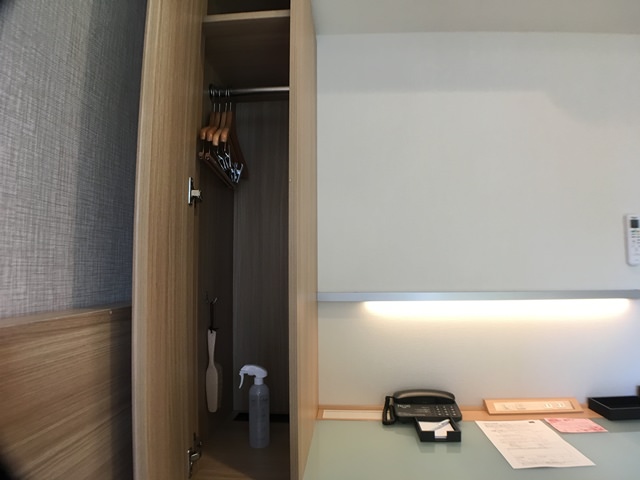 京王プレッソイン浜松町の客室家具（クローゼット）