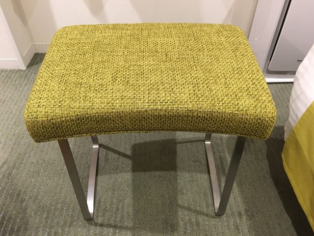京王プレッソイン浜松町の客室家具（スツール・デスク）