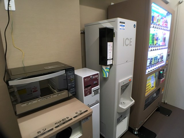 京王プレッソイン浜松町の館内施設（自動販売機）