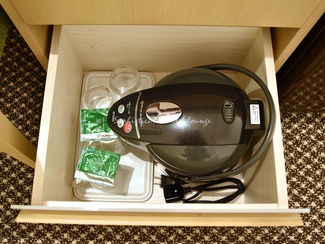 京王プレッソイン日本橋茅場町の客室備品（電気ポットとカップ、ティーバック）