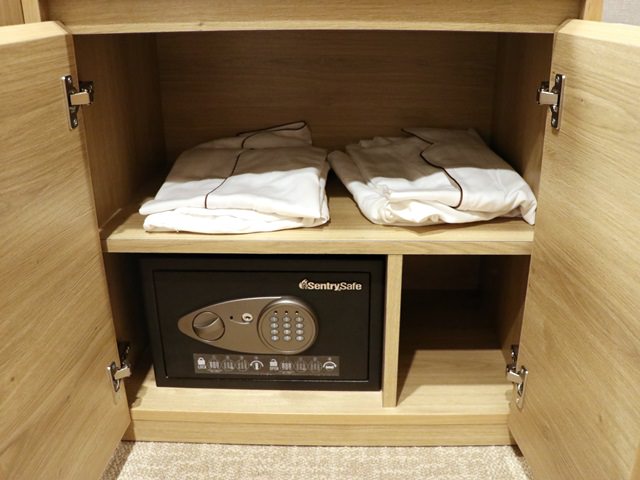 リリーフプレミアム羽田空港の客室備品（ナイトウェア・セーフティーボックス）