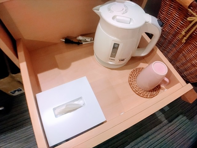 スーパーホテル浅草の客室備品（ポット・グラス）