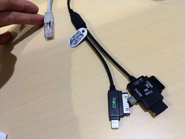 スーパーホテル浅草の客室備品（スマホの充電ケーブル）