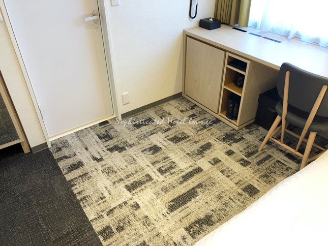 扉を開けてすぐのデスクまでのスペース