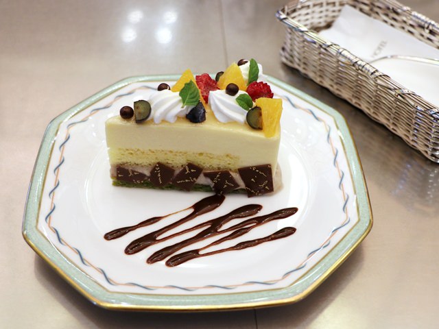 ロビーラウンジ クレインの人気メニューはホテルメイドのケーキ