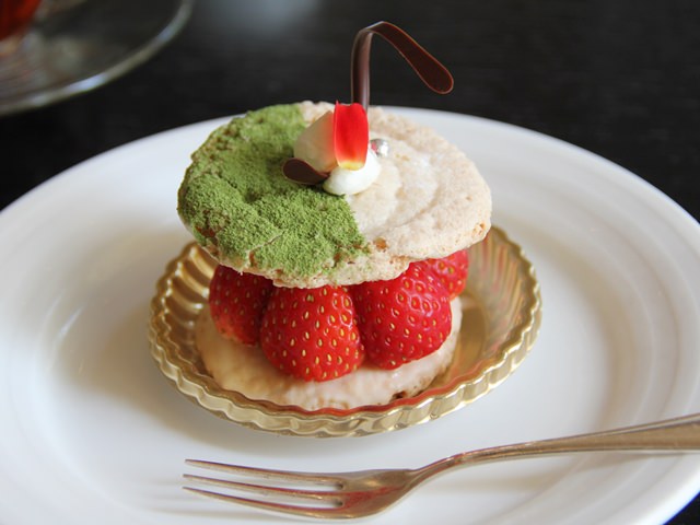 プティアルモニーの店内の雰囲気とケーキセット